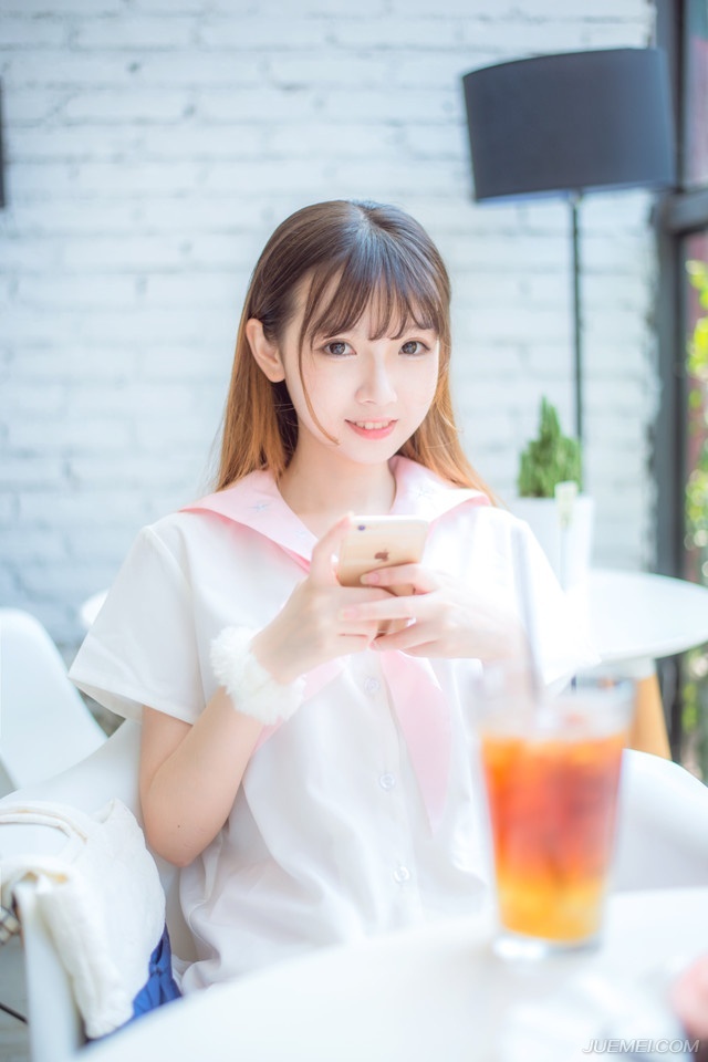 “原本我也如此认为。”诸葛亮摇头道：“但关中能够如此轻易兵不血刃拿下成都，皆是此人所谋。”